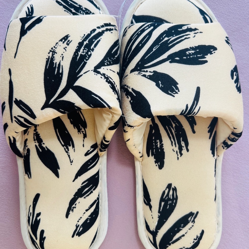 Women’s Fuzzy Slip on Slipper Cream fabric with Black Leaf Print